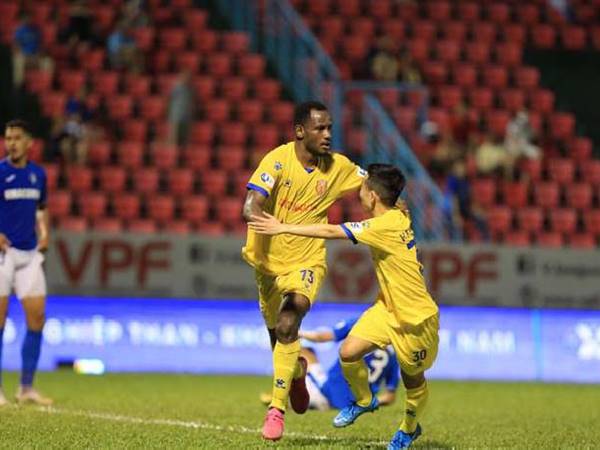 Tin bóng đá 27/4: Nam Định vút vào top 3 BXH V.League
