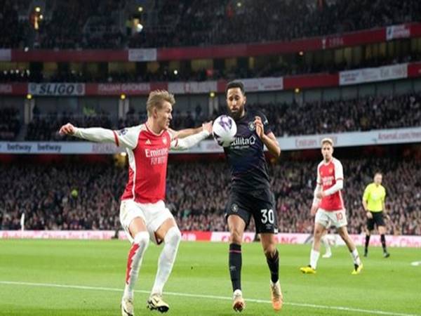 Bóng đá Anh ngày 4/4: Arsenal tạm dẫn đầu Ngoại hạng Anh