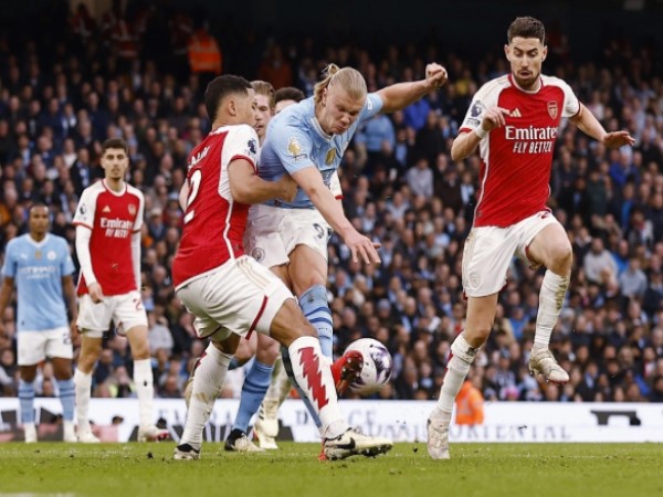 Tin Man City: Áp sát ngôi đầu bóng ma lật đổ Arsenal trở lại?